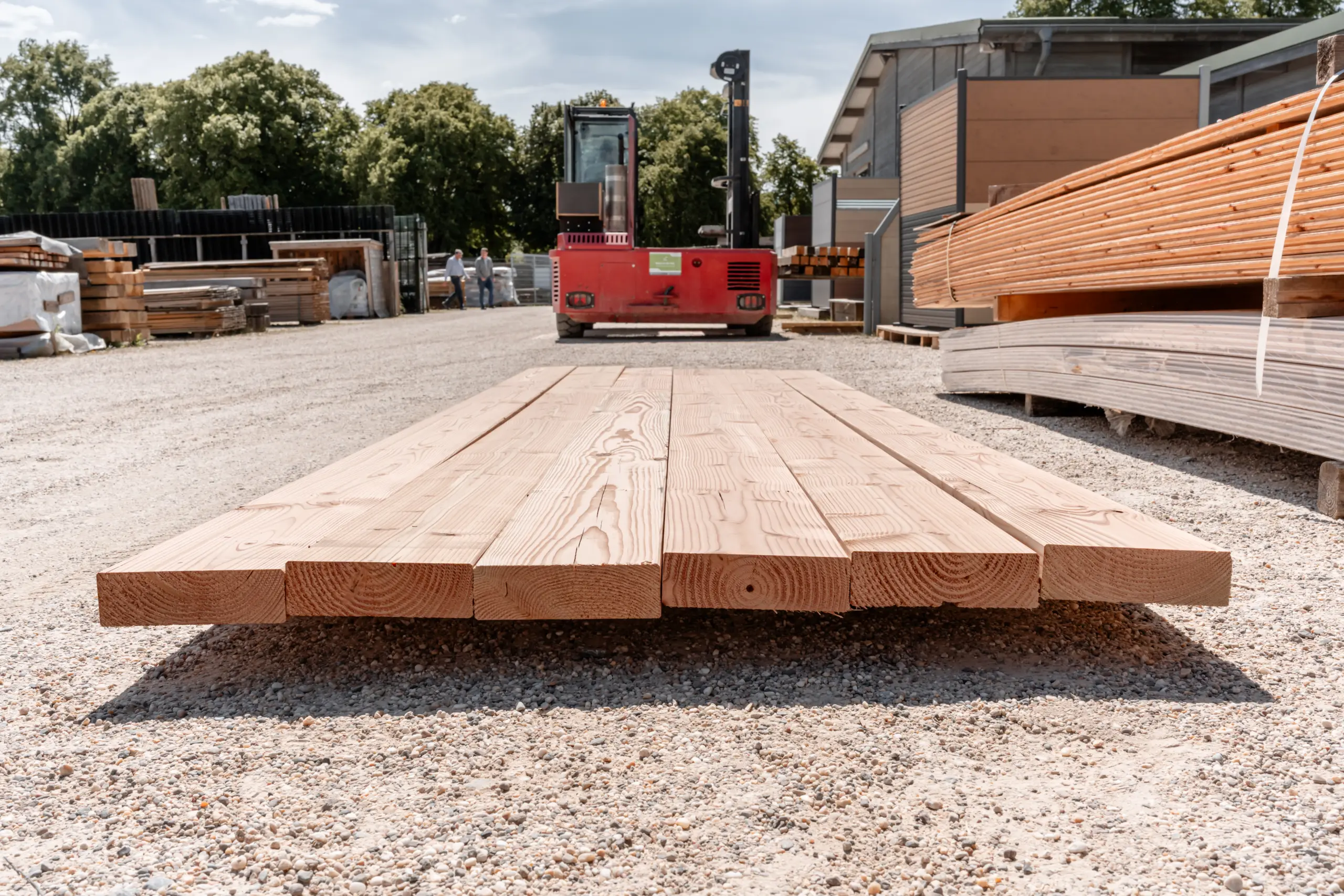 DIY-Gartentisch aus massiven Douglasienbalken – Bauprojekt mit Tischplatte