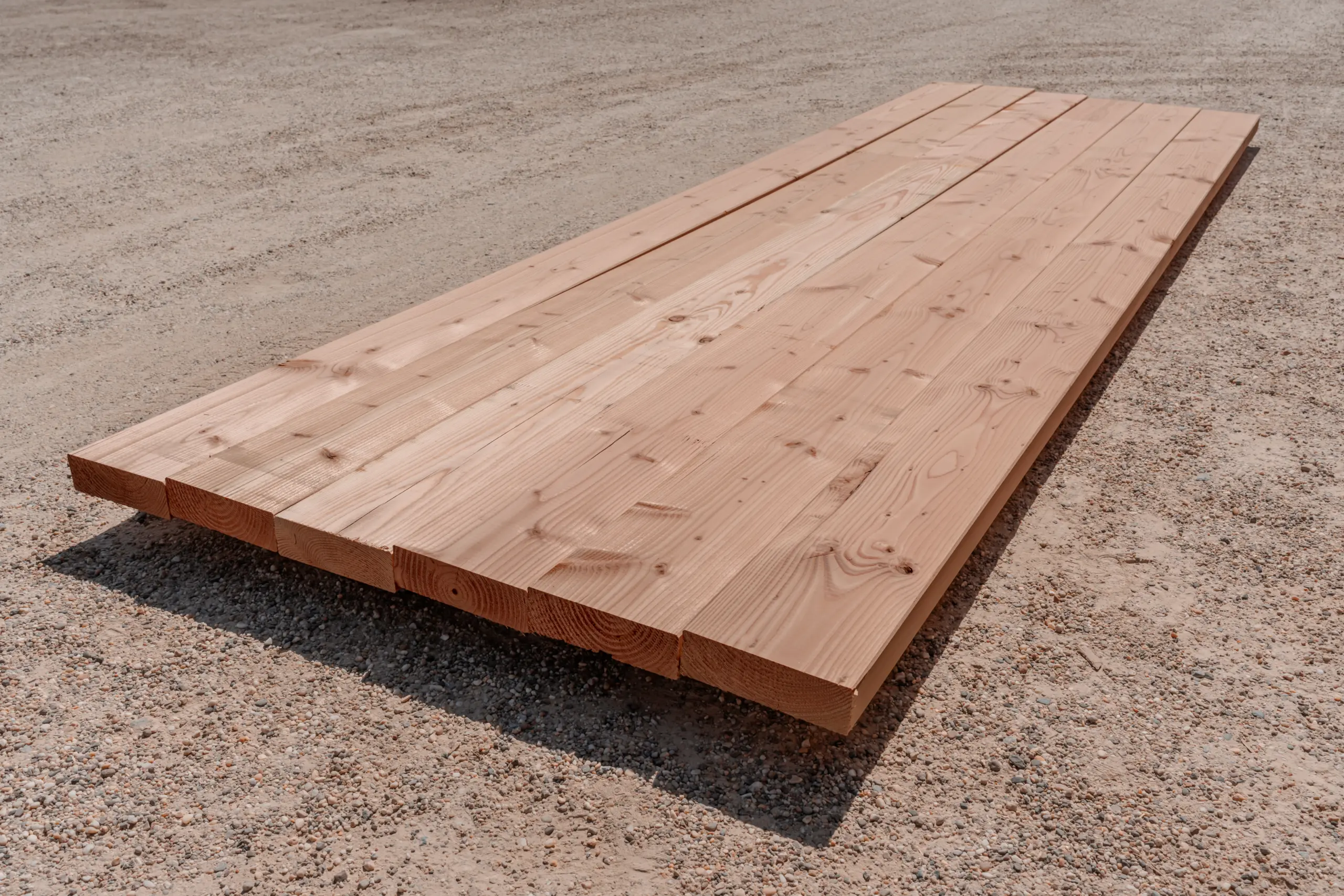 DIY-Gartentisch aus massiven Douglasienbalken – Bauprojekt mit Tischplatte 