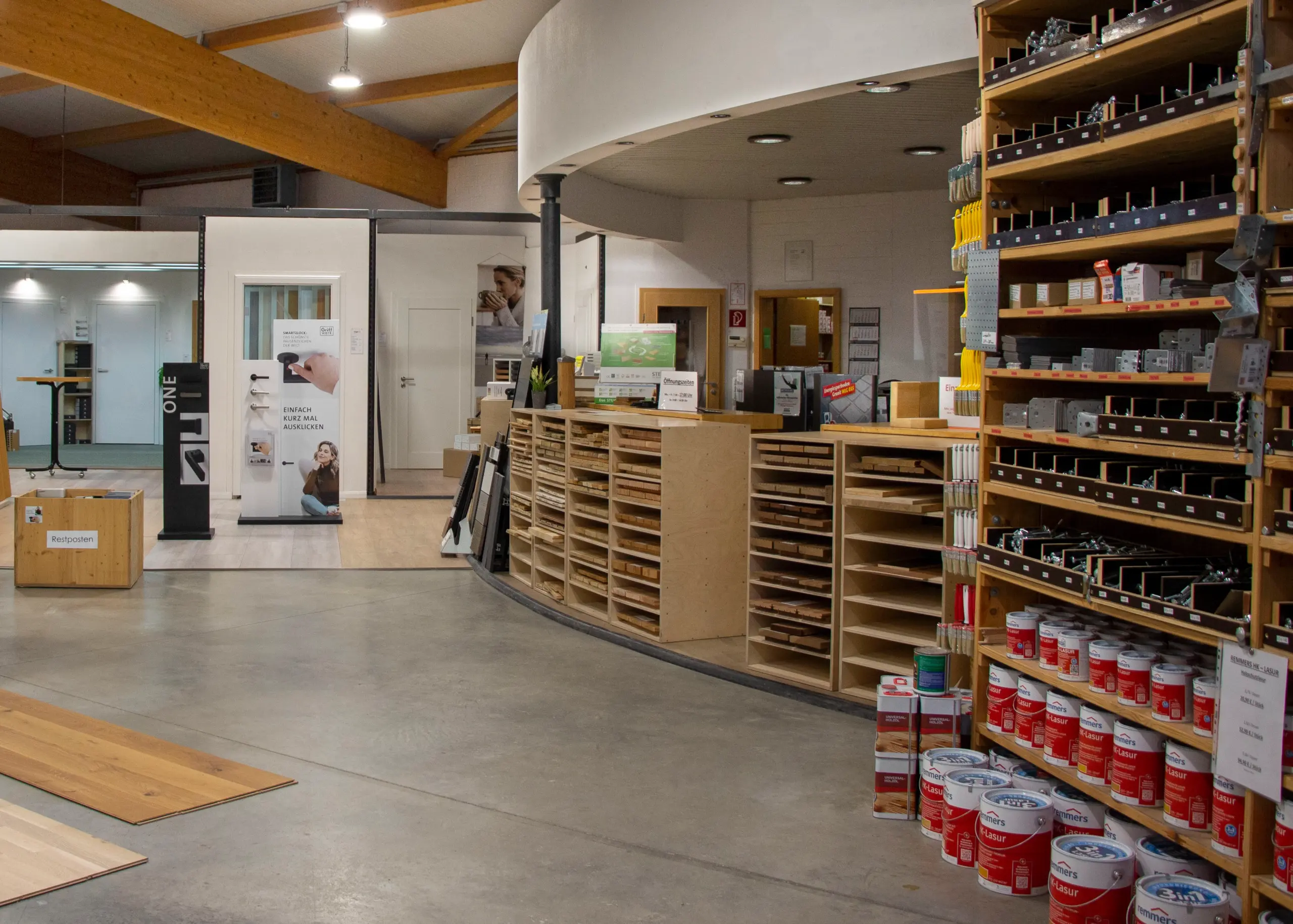Ausstellung mit großem Sortiment an Schrauben, Holzfarben, Ölen, Lasuren und Zubehör für Innenausbau, zum wohnen und für Gartenprojekte