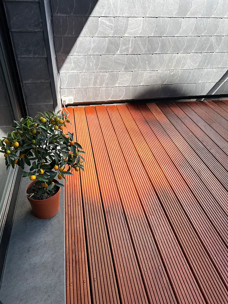 geölte Bangkirai-Terrasse auf Balkon Terrassen - Fertig verlegte, geölte Bangkirai-Terrasse auf einem großen Balkon.