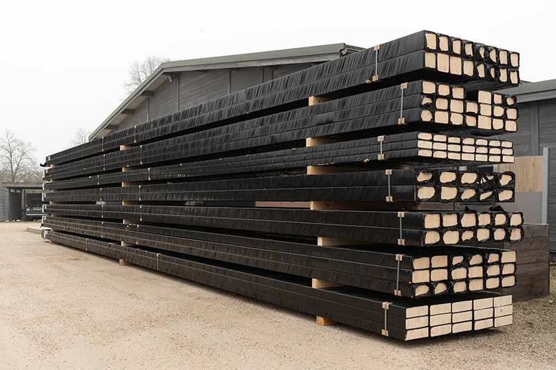 Leimholz BSH Fichte/Tanne Sichtqualität – sauber gestapelte Lagerware holzbau - Gestapeltes Leimholz BSH aus Fichte/Tanne in Sichtqualität – Lageransicht.